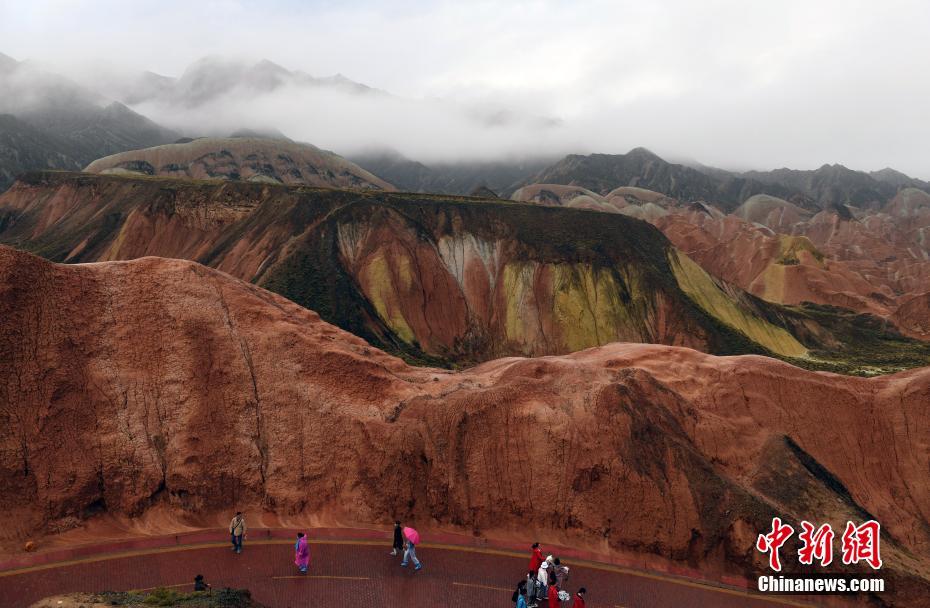 赤土の「七彩丹霞」に雲(yún)海広がる奇観　甘粛省張掖