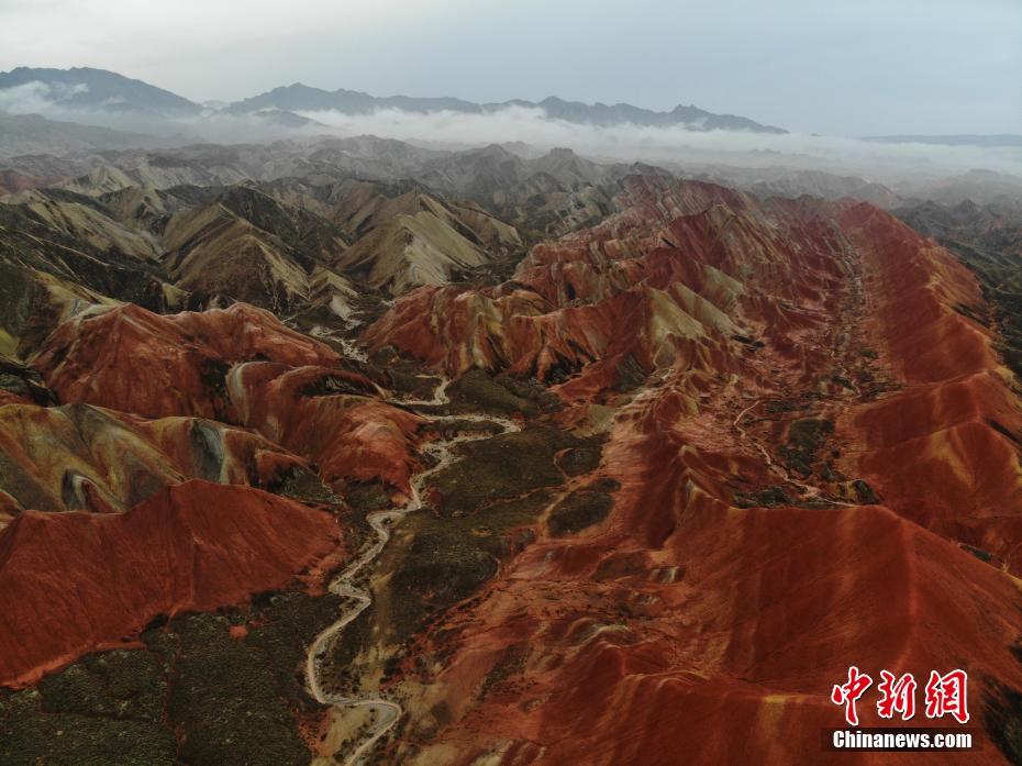 赤土の「七彩丹霞」に雲(yún)海広がる奇観　甘粛省張掖