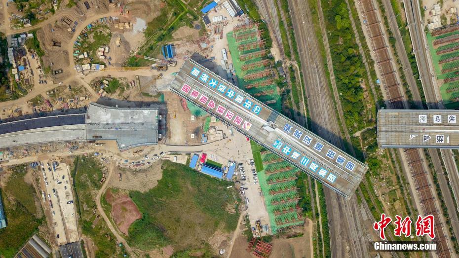 幅、広さが世界最大の旋回式斜張橋が完成　武漢