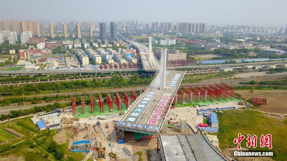 幅、広さが世界最大の旋回式斜張橋が完成　武漢