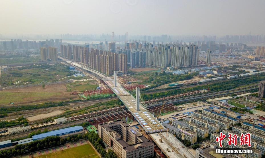 幅、広さが世界最大の旋回式斜張橋が完成　武漢