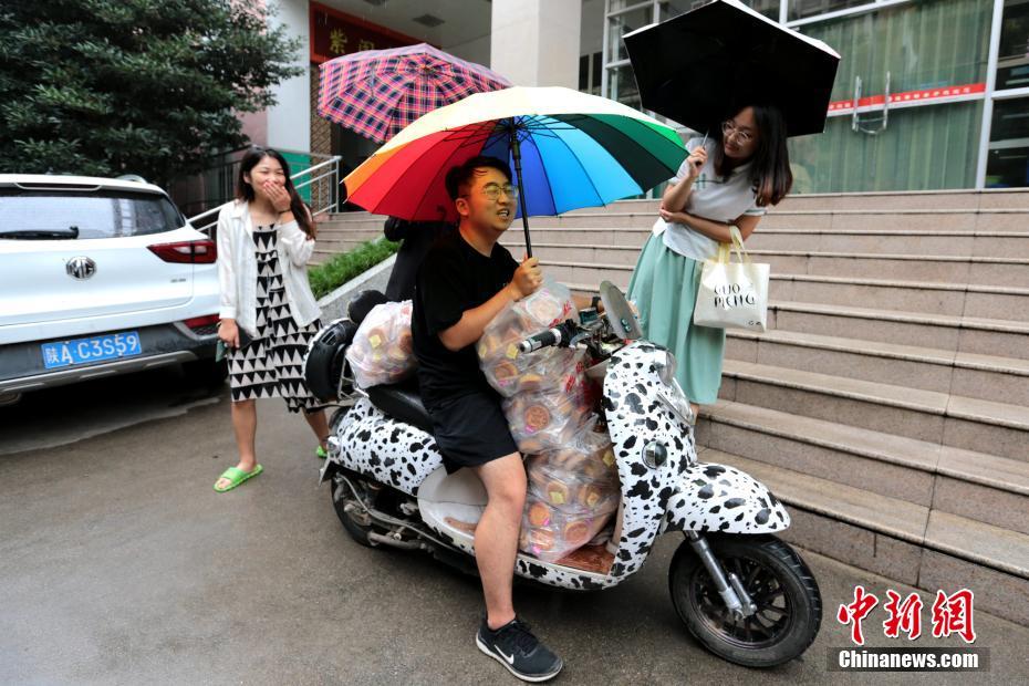 陝西省の大學(xué)、校章がデザインされた月餅を?qū)W生に配って中秋節(jié)祝う