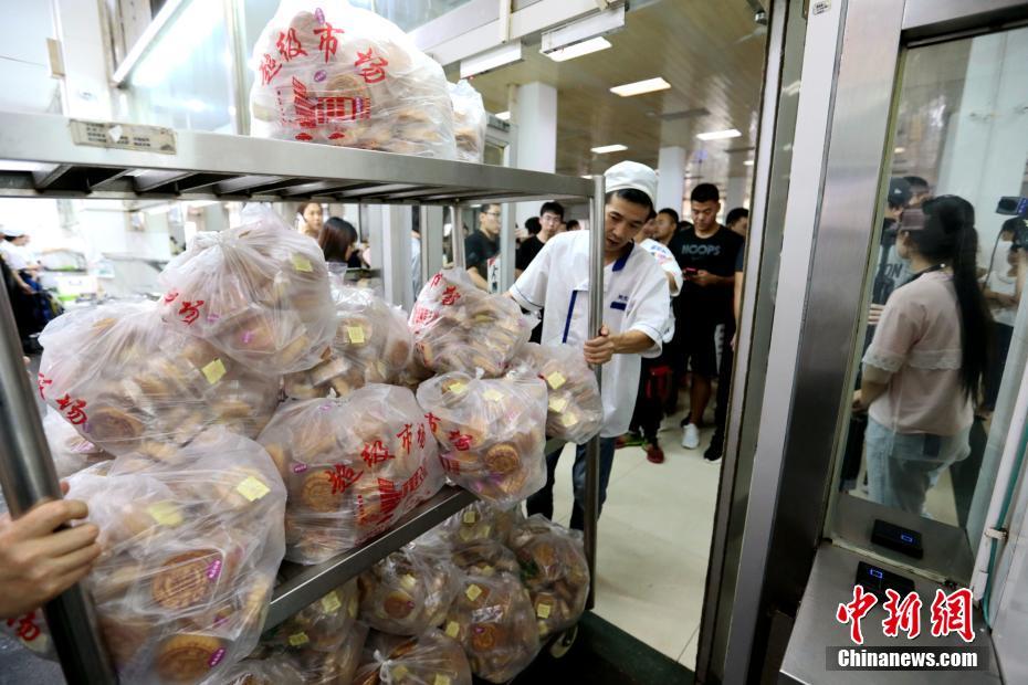 陝西省の大學(xué)、校章がデザインされた月餅を?qū)W生に配って中秋節(jié)祝う
