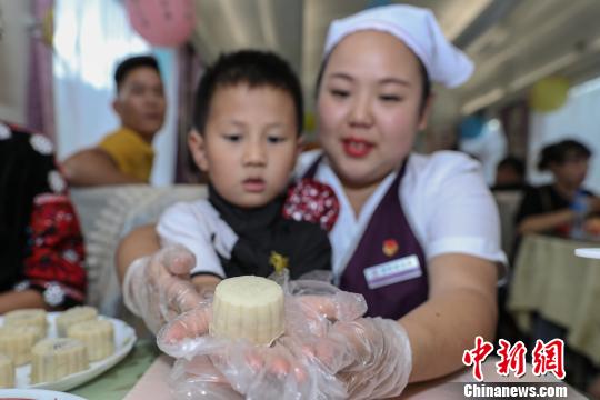 列車內(nèi)で中秋節(jié)の「一家団欒」気分を満?jiǎn)摔工雭\客