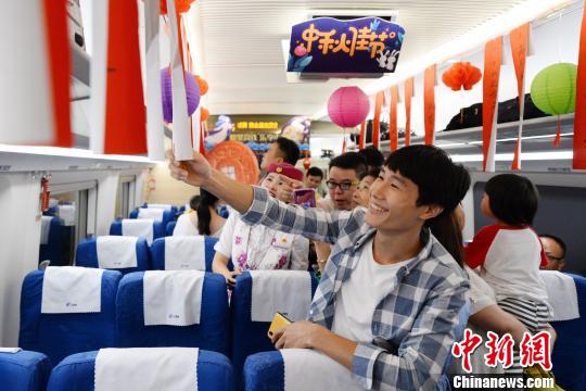 列車(chē)內(nèi)で中秋節(jié)の「一家団欒」気分を満?jiǎn)摔工雭\客