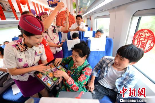 列車內(nèi)で中秋節(jié)の「一家団欒」気分を満喫する乗客