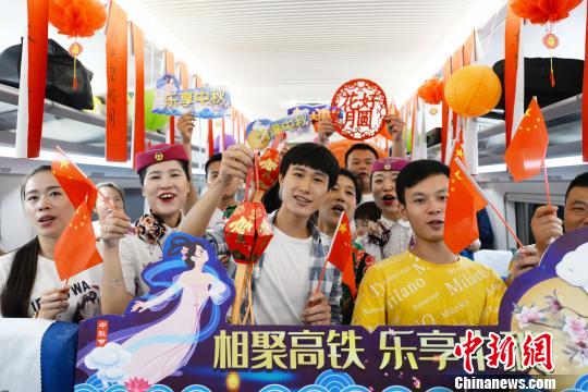 列車內で中秋節(jié)の「一家団欒」気分を満喫する乗客