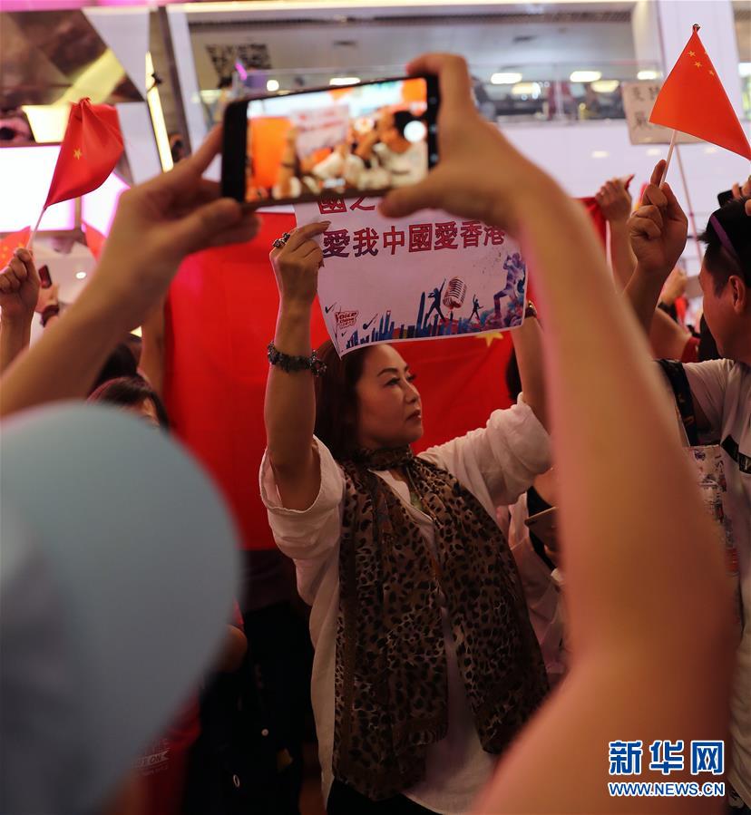 「國歌を歌うのはあなた一人じゃない」香港市民が中國國歌斉唱するイベント