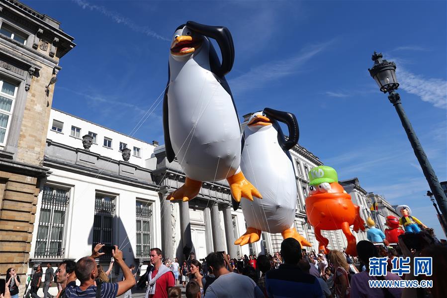 アニメキャラが空を飛ぶ！ブリュッセルで巨大バルーンパレード