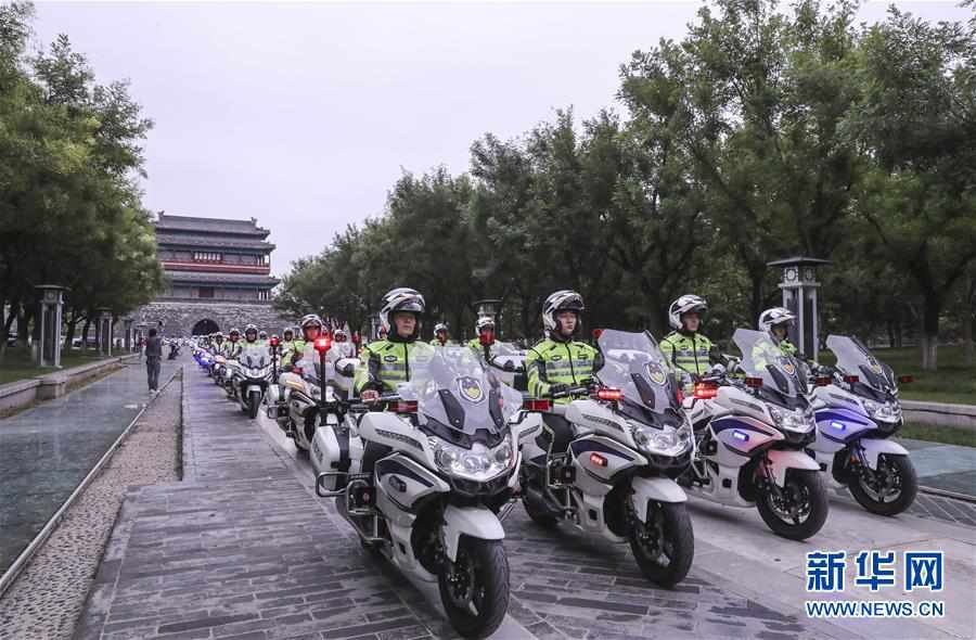 首都交通警察バイク隊(duì)が出動(dòng)式　北京市