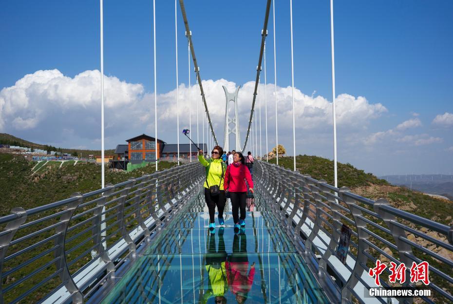 「アジア一長(zhǎng)い」ガラスの吊り橋　河北省張家口市
