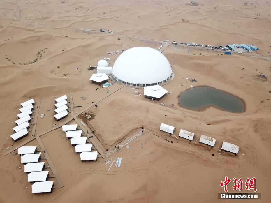 砂漠に囲まれたホテルが姿を現(xiàn)す　寧夏?沙坡頭