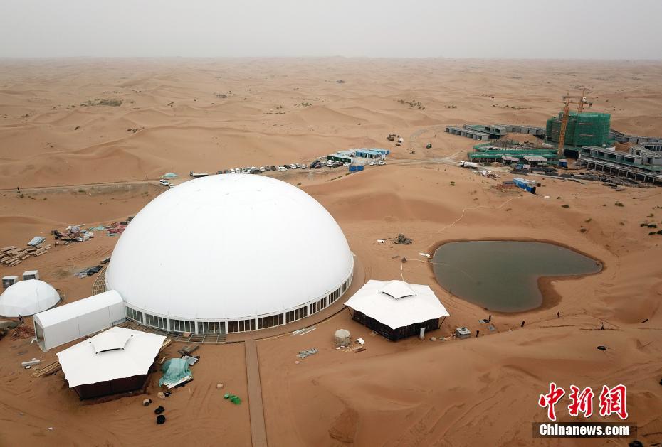 砂漠に囲まれたホテルが姿を現(xiàn)す　寧夏?沙坡頭