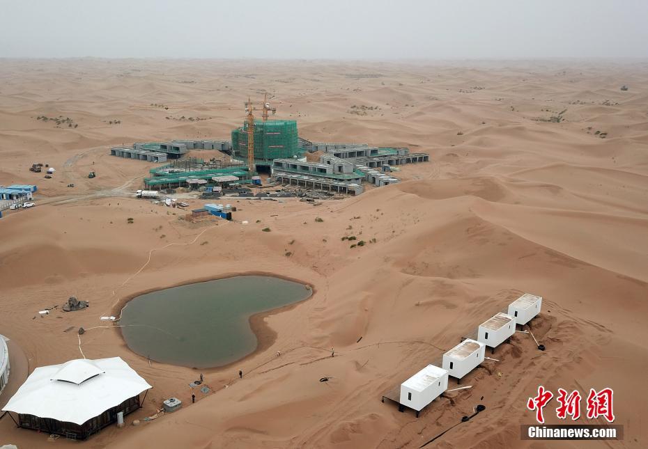 砂漠に囲まれたホテルが姿を現(xiàn)す　寧夏?沙坡頭