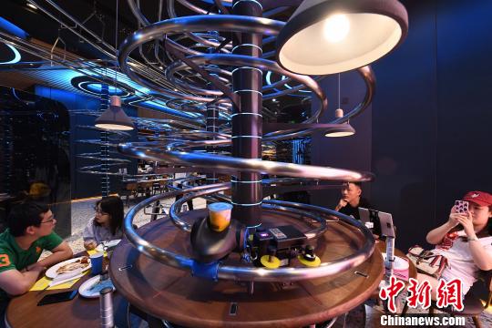 ユニーク！レールをつたって料理が出てくるレストラン　重慶