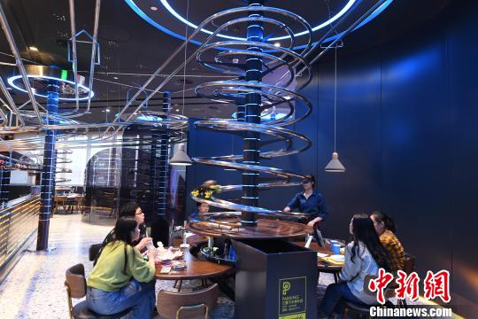 ユニーク！レールをつたって料理が出てくるレストラン　重慶