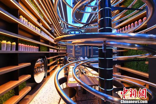 ユニーク！レールをつたって料理が出てくるレストラン　重慶