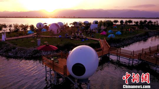 寧夏回族自治區(qū)沙湖景勝區(qū)ががこのほど打ち出したテーマ宿泊施設(shè)「奇趣蛋屋」（9月17日にドローンにより撮影?于晶）。
