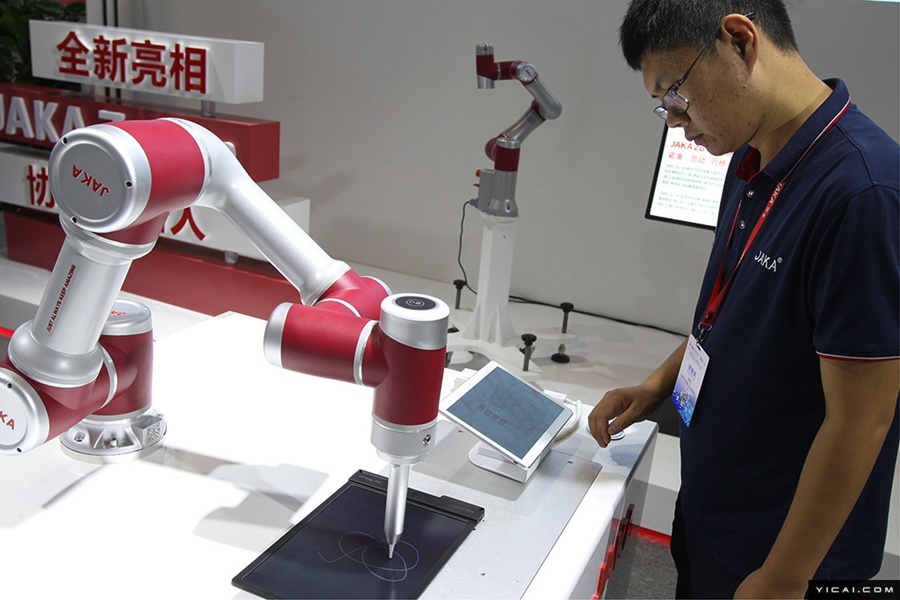 第21回中國國際工業(yè)博覧會(huì)が開幕　ロボットが続々