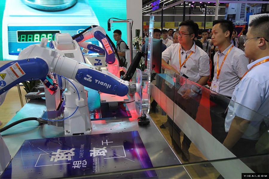 第21回中國國際工業(yè)博覧會が開幕　ロボットが続々