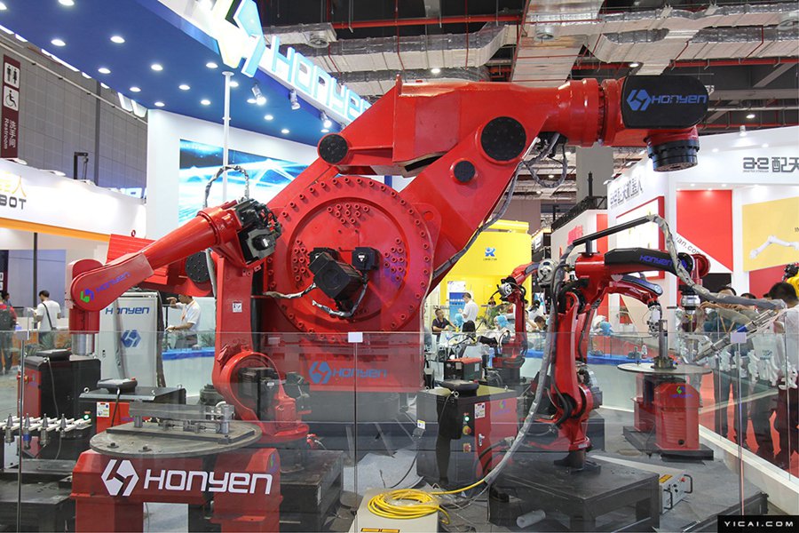 第21回中國(guó)國(guó)際工業(yè)博覧會(huì)が開幕　ロボットが続々