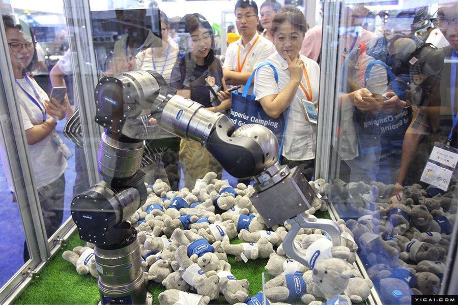 第21回中國國際工業(yè)博覧會が開幕　ロボットが続々