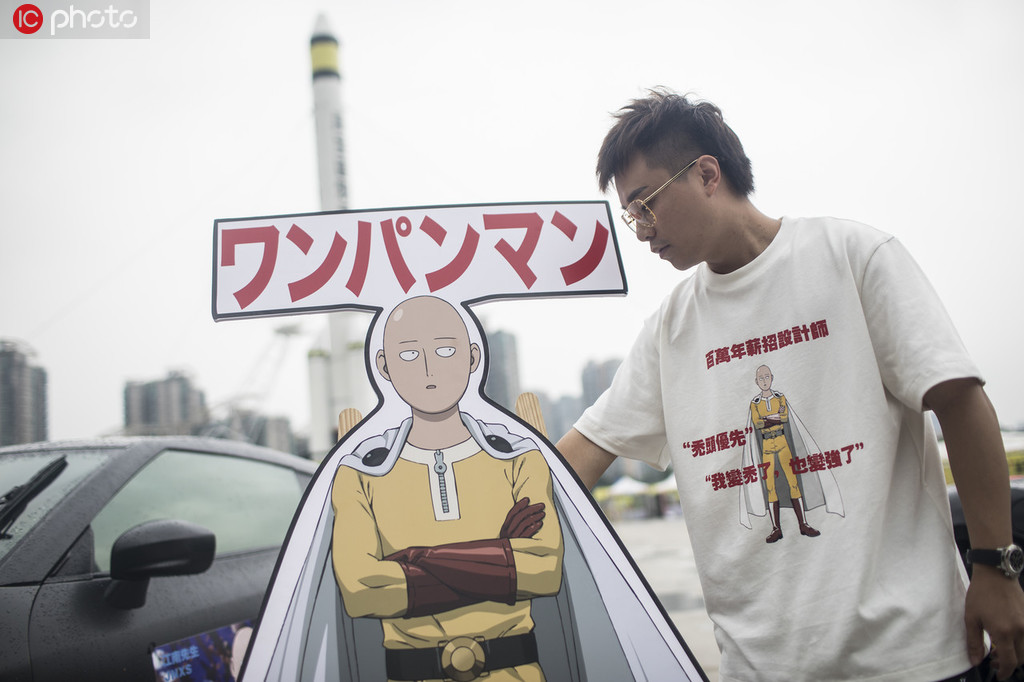 「ワンパンマン」のデザインされた求人募集Tシャツを著た方源さん（寫真著作権は東方ICが所有のため転載禁止）。