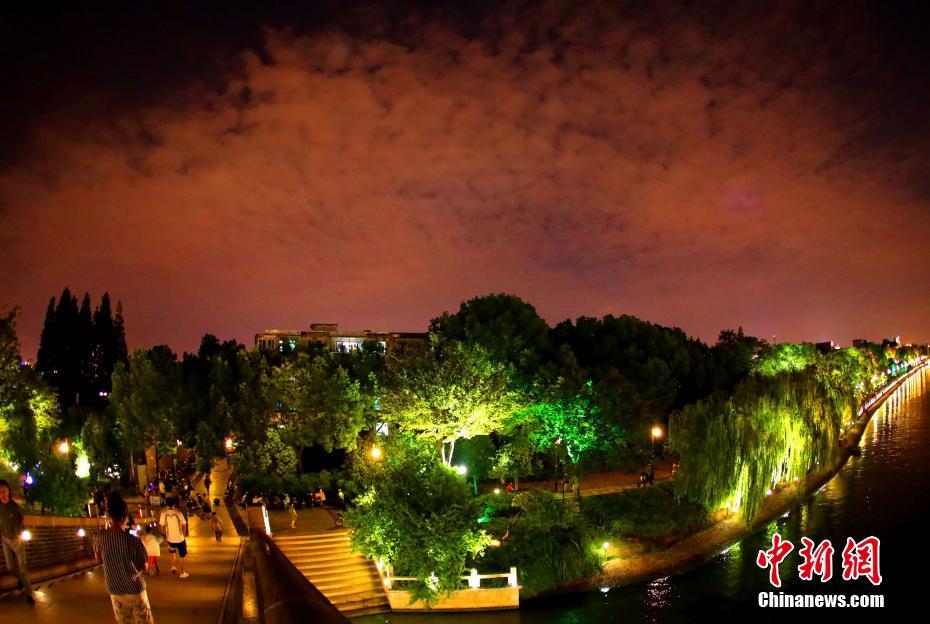 秋の夜にきらきらと輝く江蘇省蘇州の環(huán)城河