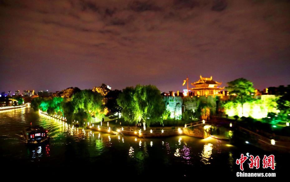 秋の夜にきらきらと輝く江蘇省蘇州の環(huán)城河