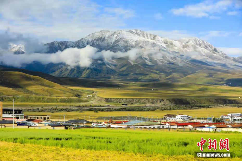 息を吞むような自然の美しい景色広がる秋の祁連山脈　青海省