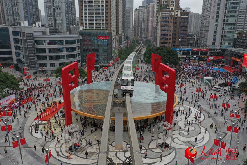 「火鍋を潛り抜ける列車」が重慶の新たな注目スポットに！