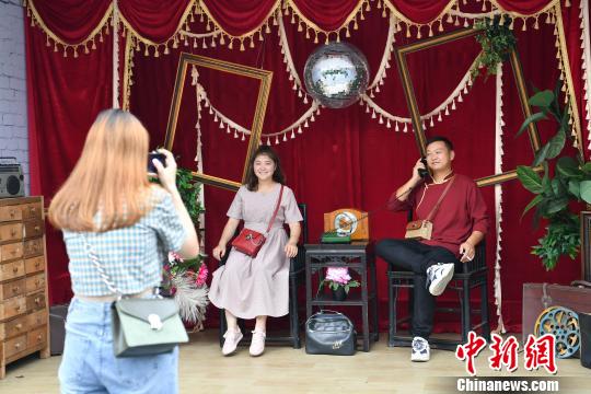 成都の繁華街に昔懐かしい暮らしのシーン再現(xiàn)した撮影スポット