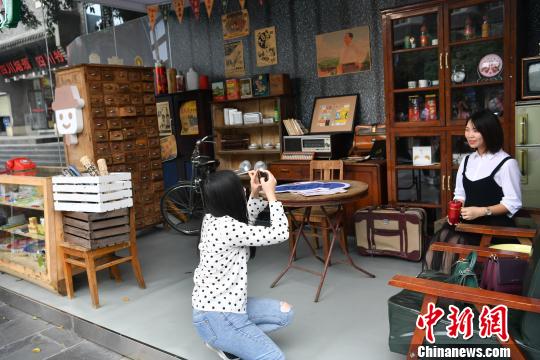 成都の繁華街に昔懐かしい暮らしのシーン再現(xiàn)した撮影スポット