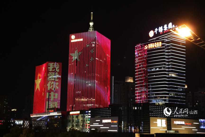 夜空を照らし祖國への愛を示す 人民網(wǎng)が26省區(qū)市で光のショー