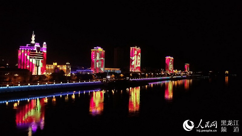 夜空を照らし祖國(guó)への愛を示す 人民網(wǎng)が26省區(qū)市で光のショー