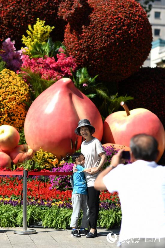 國(guó)慶節(jié)間近の長(zhǎng)安街を飾る立體花壇　北京