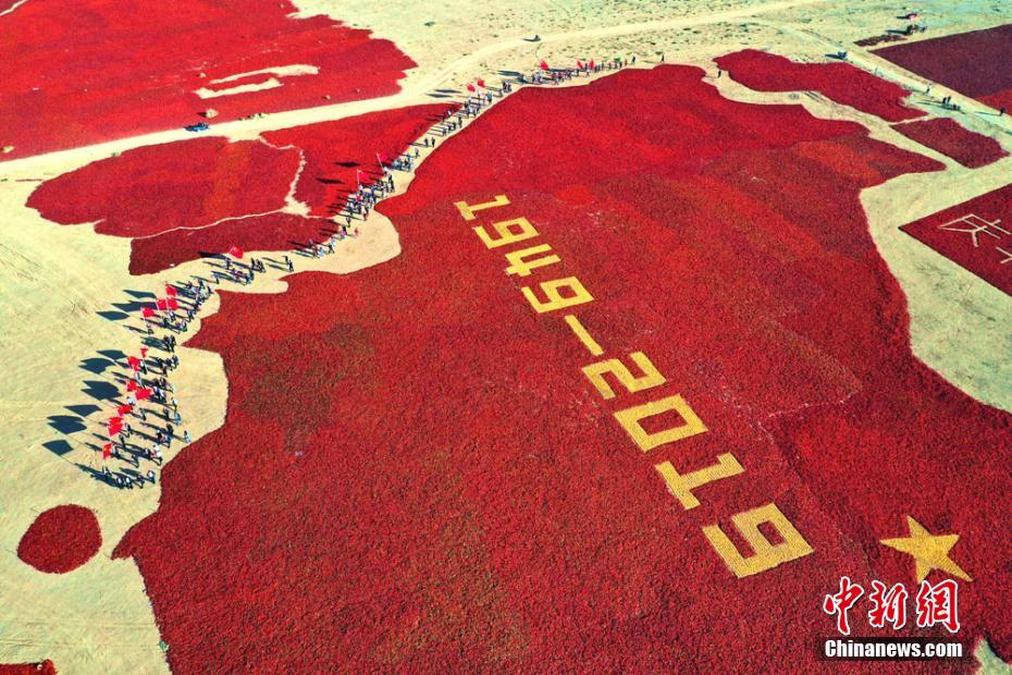 ゴビ砂漠に唐辛子で描いた3萬(wàn)平方メートルの巨大な中國(guó)地図　甘粛省