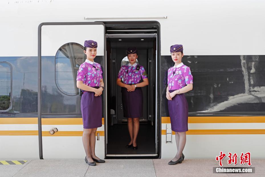 上海旅客輸送區(qū)間の高速鉄道乗務員が新しい制服を披露