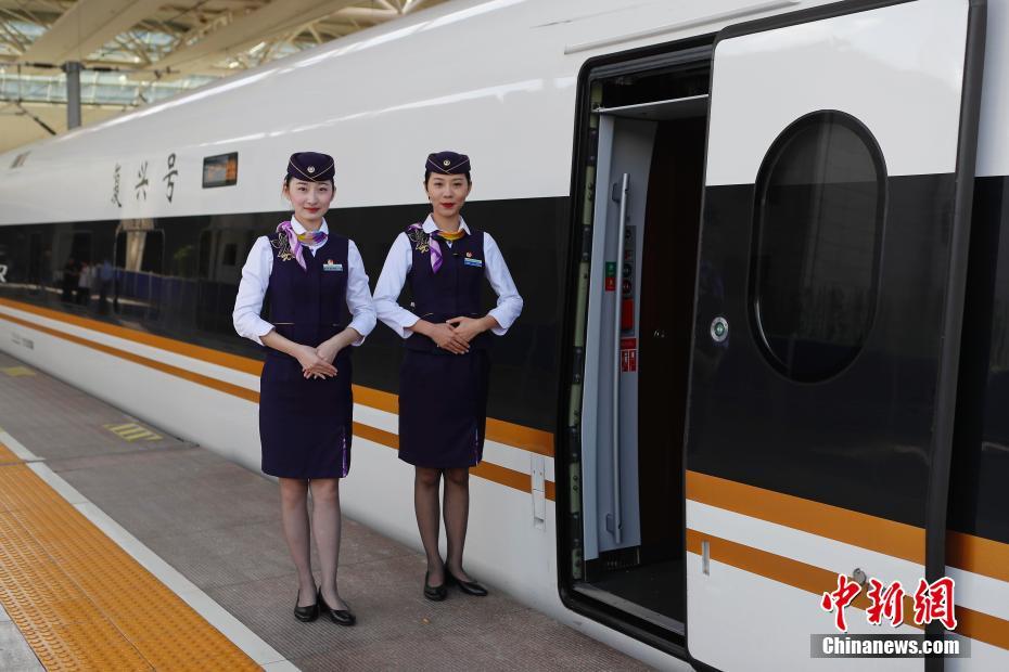 上海旅客輸送區(qū)間の高速鉄道乗務員が新しい制服を披露