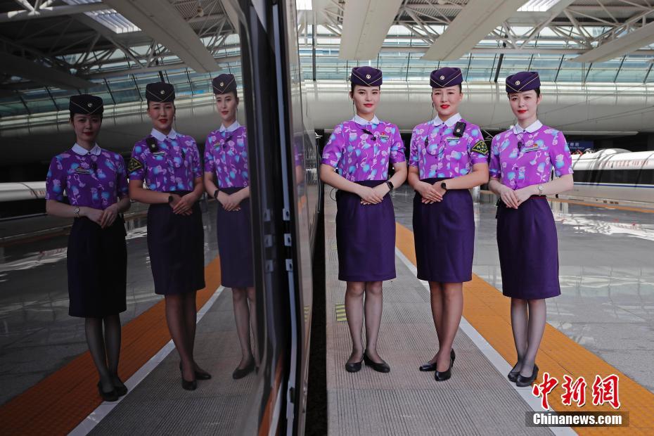 上海旅客輸送區(qū)間の高速鉄道乗務(wù)員が新しい制服を披露