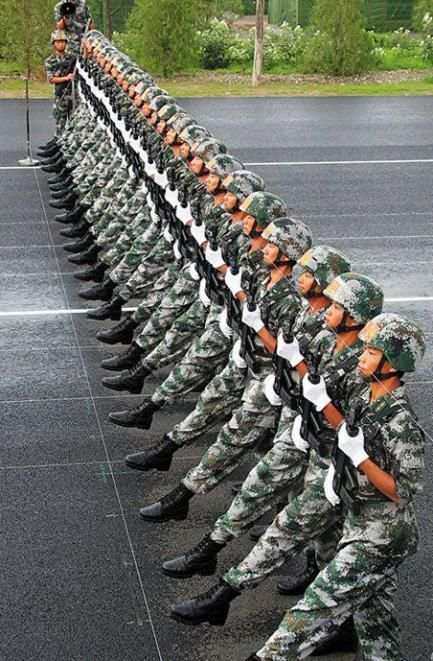 中國の閲兵式で兵士たちはなぜ「ガチョウ足行進」をするのか？