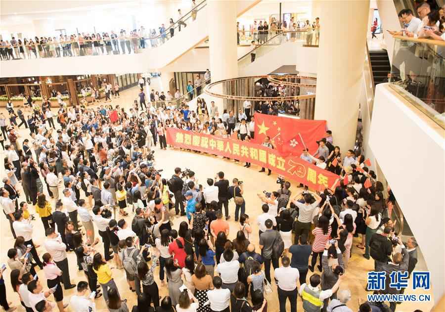 香港地區(qū)の太古広場で行われた愛國フラッシュモブの様子（撮影?翁忻暘）。 