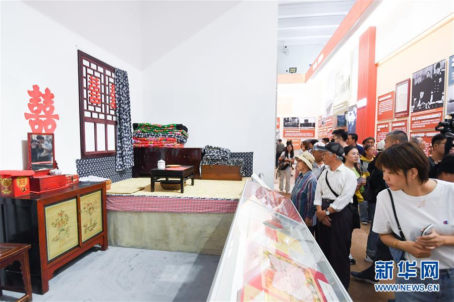 9月24日、成果展で50年代の新婚夫婦の部屋を再現(xiàn)した展示を見學(xué)する來(lái)場(chǎng)者（撮影?陳曄華）。