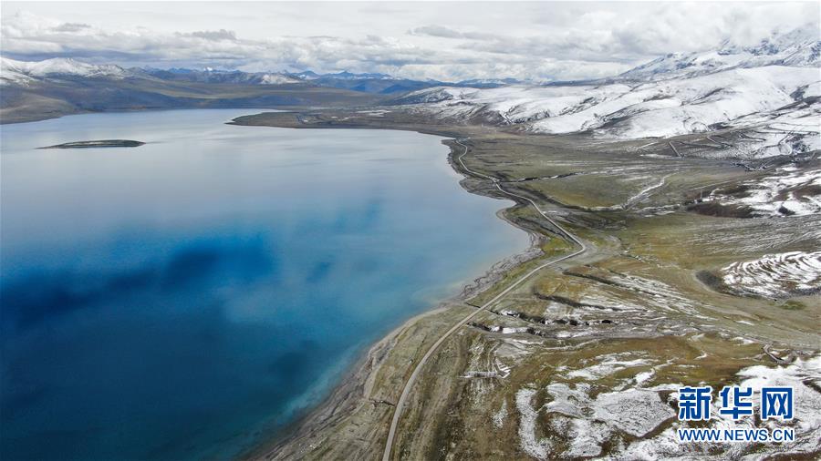 雪山に囲まれ青く澄んだ拿日雍措湖　西蔵自治區(qū)
