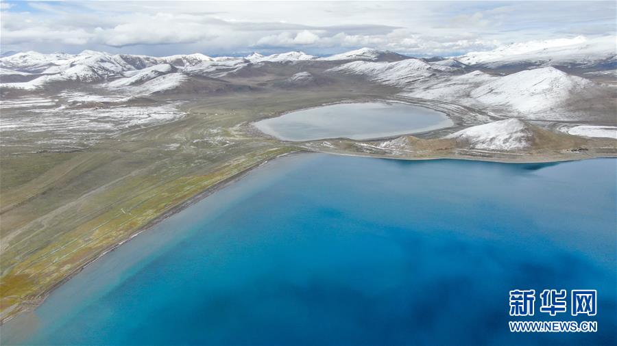 雪山に囲まれ青く澄んだ拿日雍措湖　西蔵自治區(qū)