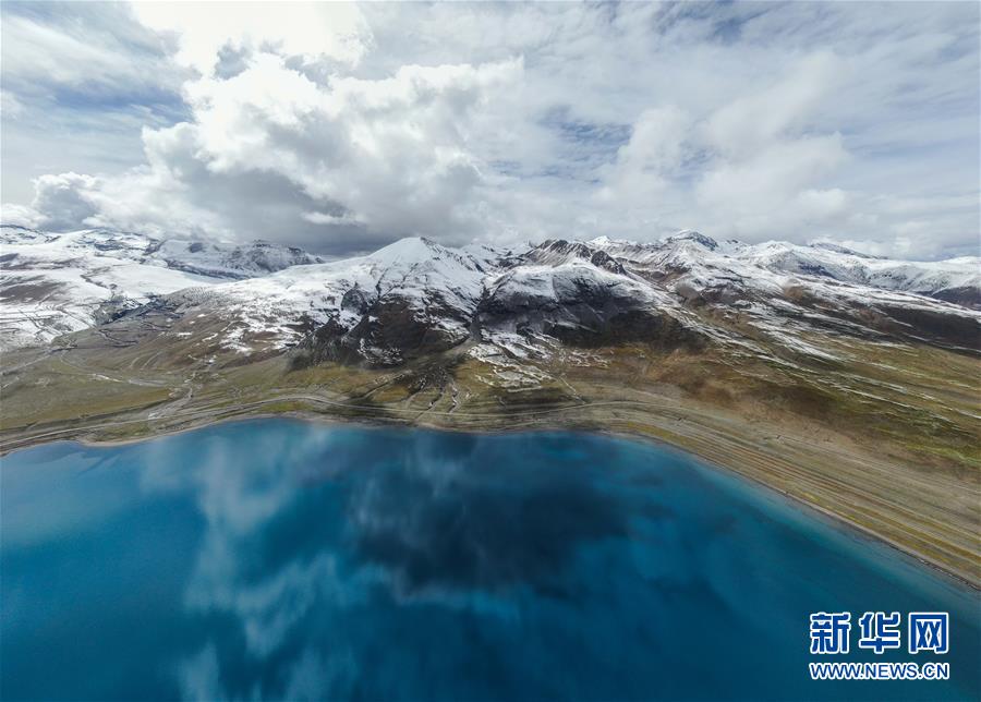 雪山に囲まれ青く澄んだ拿日雍措湖　西蔵自治區(qū)