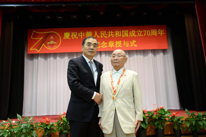 中國(guó)大使館が日本籍の元解放軍兵士に「中華人民共和國(guó)成立70周年祝賀」記念章を授與