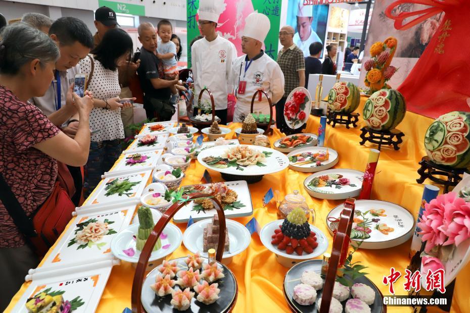 色、見た目、香りが一體となり來場者を魅了した「牡丹の宴」（撮影?張道正）。 