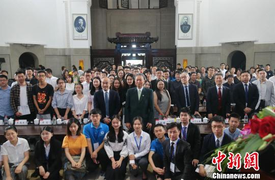 鳩山由紀夫氏が武漢大學の名譽教授に　湖北省