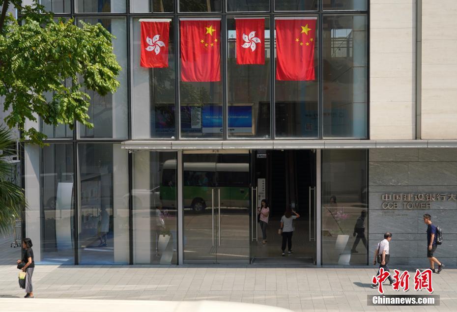 國(guó)慶節(jié)の祝賀ムードが高まる香港地區(qū)?中環(huán)